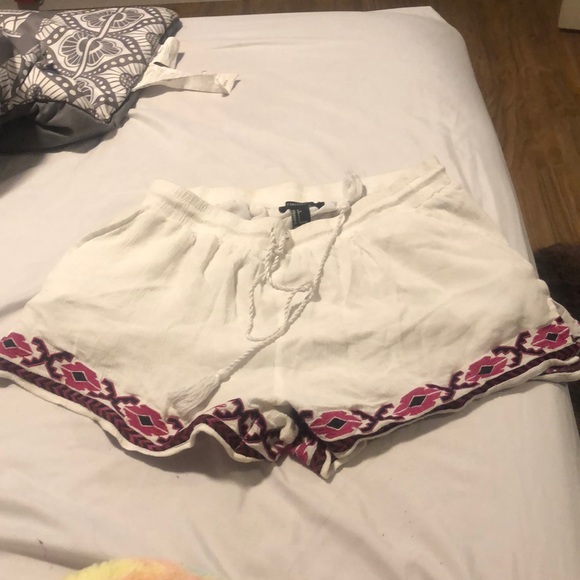 White cute shorts from forever 21. - Picture 1 of 2